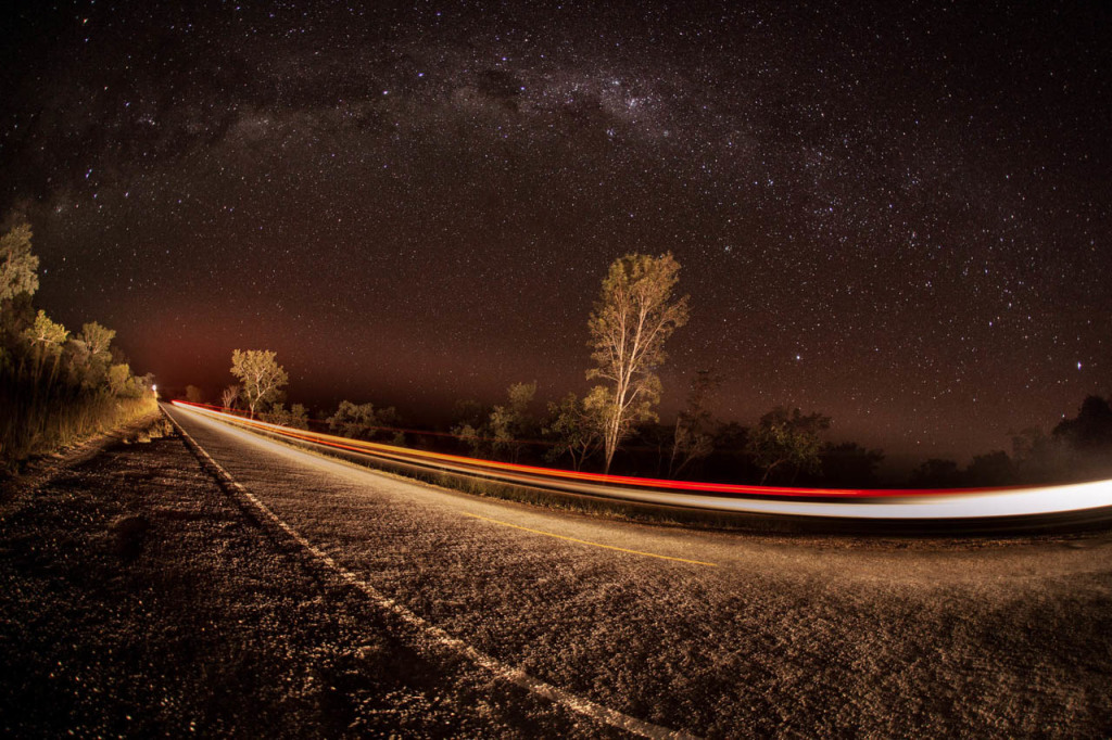 Imagem da Via Láctea em estrada deserta, foto de estrelas, astrofotografia