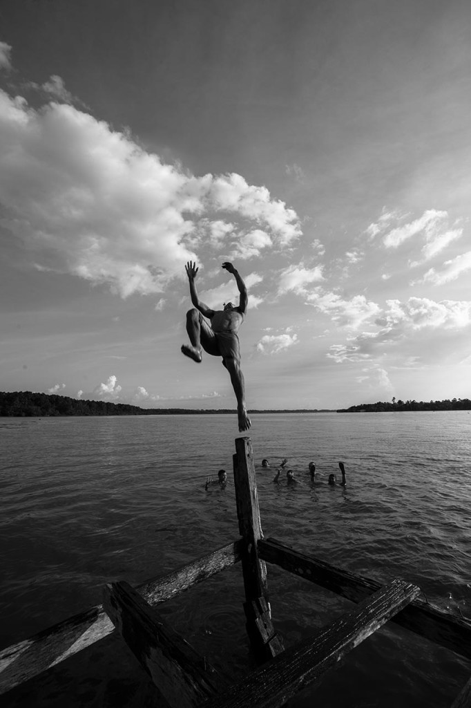 Garoto dando salto mortal de cima de deck na Ilha do Marajó