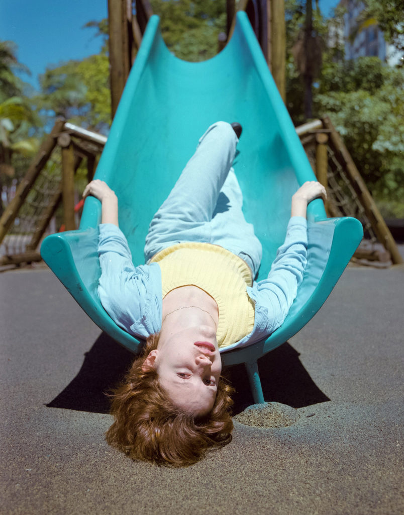 Retrato feminino de modelo em playground em cores feito com câmera Analógica