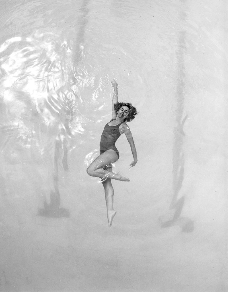 Foto de nadadora com visão de cima em filme preto e branco