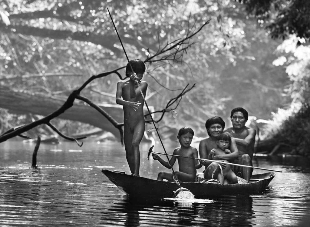 Alta latitude e alcance dinâmico na fotografia, Índios em canoa por Sebastião Salgado