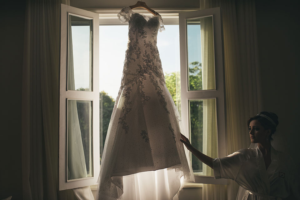 Making of da noiva com luz natural com janela grande e vestido #casededia